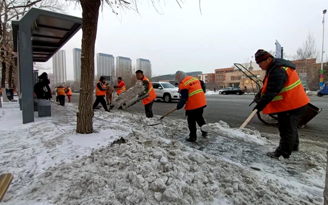 以雪为令 抚顺各城区环卫工人连夜除雪忙.jpg